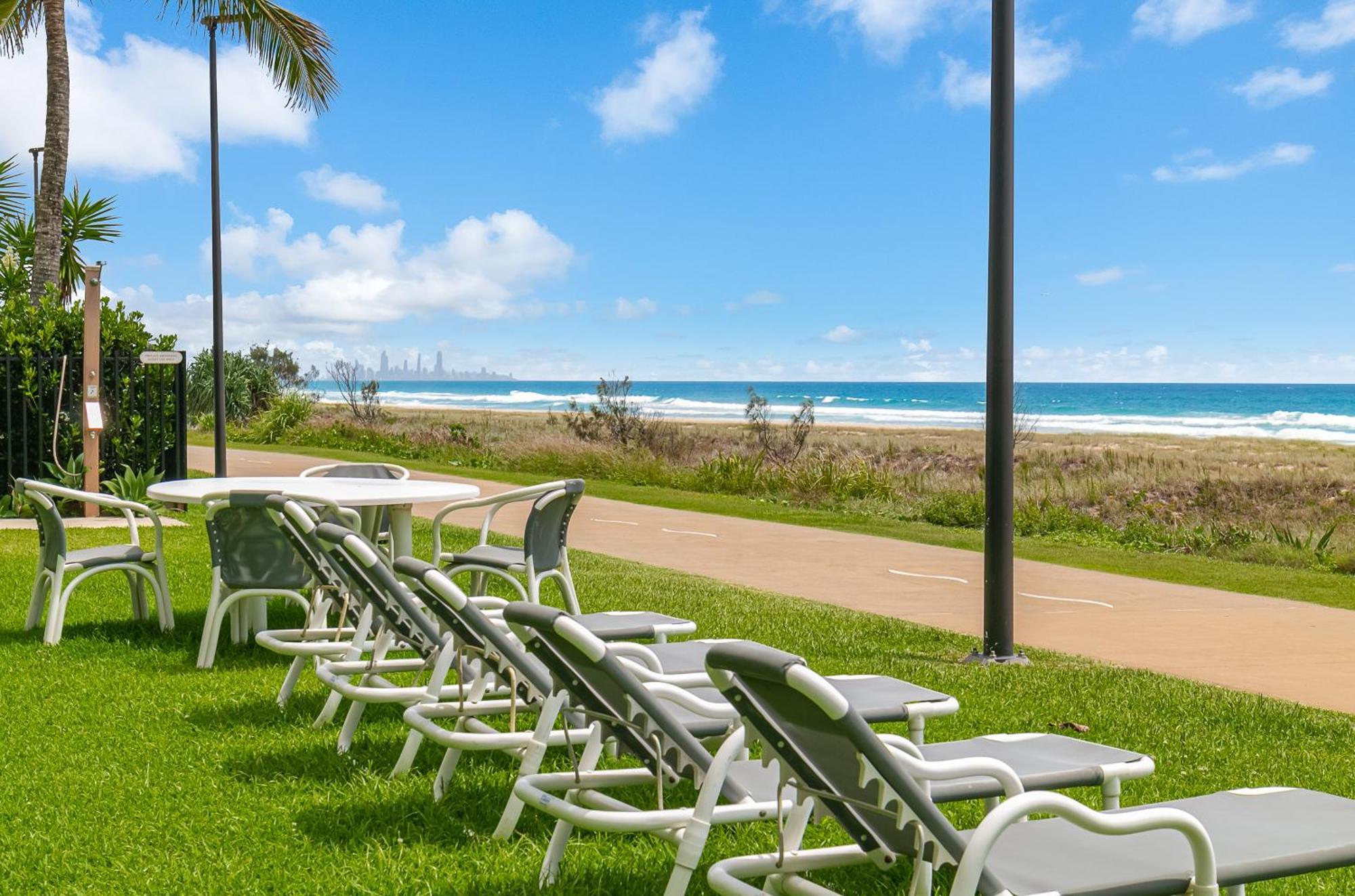 Oceanside Resort - Absolute Beachfront Apartments Gold Coast Eksteriør bilde