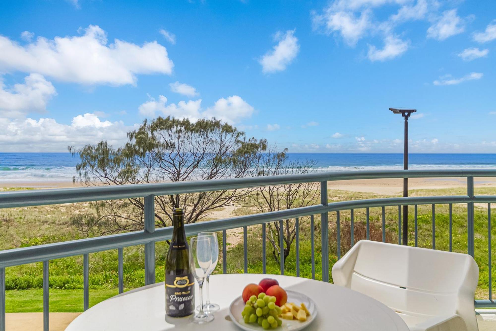 Oceanside Resort - Absolute Beachfront Apartments Gold Coast Eksteriør bilde